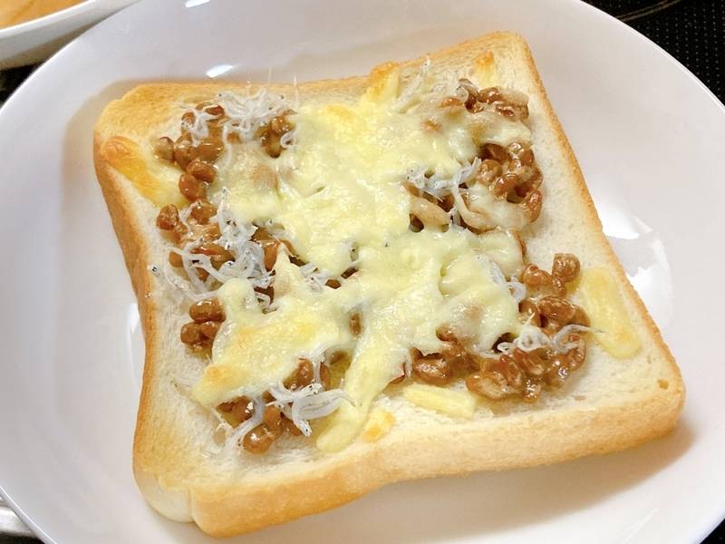 しらす納豆トースト
