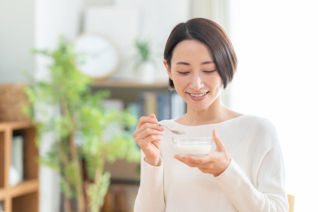 ヨーグルトを食べる女性