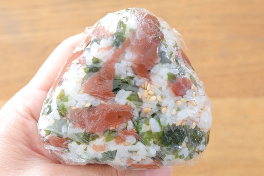 「梅とわかめとごまのおにぎり」